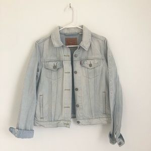 Levi’s Light Wash Jean Jacket w/Embroided Sleeves